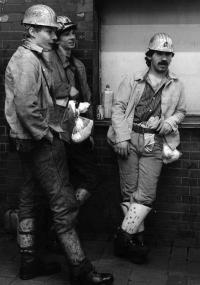 Auszubildende der Zeche Minister Stein mit Cola und Kaffeepulle, Dortmund 1987. <br>Foto: Boström
