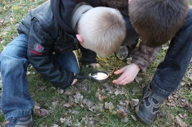 Mit der Lupe auf Spurensuche.<br>Foto: LWL/Ehses
