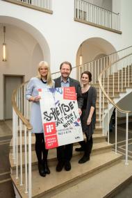 Freuen sich über den iF Design Award (v. l.): LWL-Kulturdezernentin Dr. Barbara Rüschoff-Thale, Mu-seumsdirektor Prof. Dr. Jan Carstensen und Rabea Köjer (BOK+Gärtner).<br>Foto: LWL/BOK+Gärtner