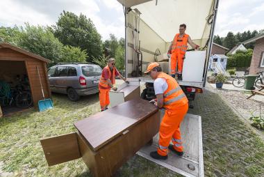 Mitarbeiter der AGA auf Sperrmüll-Tour: Die Routen sind so geplant, dass die Beschäftigten nach körperlichen Belastungen längere Ruhepausen eingelegen können. <br>Foto: LWL/Arendt