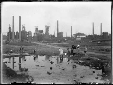 Vor der Westfalenhütte, Dortmund, 1928 - 1933.<br>Foto: Stadtarchiv Dortmund/Erich Grisar