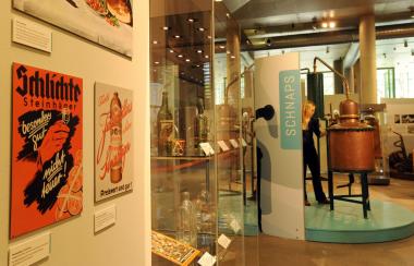 Blick in die Ausstellung "Zum Wohl".<br>Foto: LWL/Appelhans