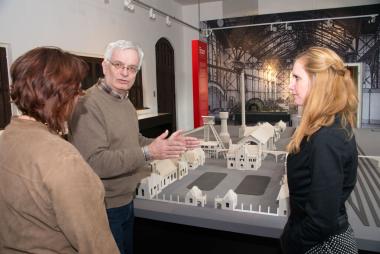 Rainer Miebach führt in Gebärdensprache durch die Ausstellung. <br>Foto: LWL/Hudemann
