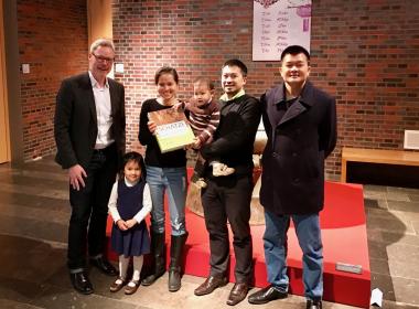 Leiter des LWL-Museums für Archäologie, Dr. Josef Mühlenbrock, mit dem 50.000 Besucher der Sonderausstellung "Schätze der Archäologie Vietnams", Äinh Huy Nguyán (2. von rechts). Insgesamt 50.500 Menschen aus ganz Deutschland haben die Ausstellung besucht, die am Sonntag (26.2.) zu Ende gegangen ist.<br>Bild: LWL/ D. Plaschke