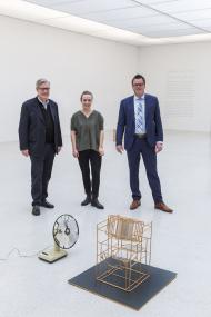 V.l.n.r.: Dr. Hermann Arnhold (LWL-Museumsdirektor), Marijke Lukowicz (stellvertretende Kuratorin für Gegenwartskunst), Christian Tomkötter (Niederlassungsleiter Fielmann AG, Münster). Foto: LWL / Hanna Neander
