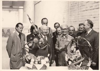 Langjährige Mitarbeiter ehrten die Unternehmen mit Jubiläumsfeiern, wie hier bei der Firma Carl Hecking (um 1970).<br>Foto: LWL