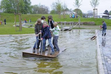 Auf dem Wasserspielplatz können kleine Abenteurer das Modell des Schiffshebewerks in Bewegung setzen.<br>Foto: LWL/Hudemann