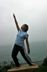 Kursleiterin Tam Tran zeigt eine typische Qigong-Übung.<br>Foto: LWL/Tran