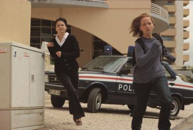 Barbara Auer und Julia Hummer auf der Flucht. <br>Foto: DIF