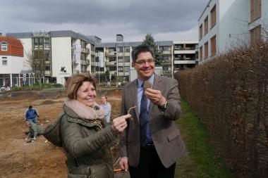 Die Leiterin der Stadtarchäologie Paderborn, Dr. Sveva Gai, und Marin Wolf, der Vorstandssprecher des St. Johannisstift, präsentieren Funde aus der Ausgrabung<br>Foto: LWL-Archäologie für Westfalen/N. Wolpert