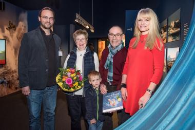 Als 100.000. Besucher begrüßten LWL-Kulturdezernentin Dr. Barbara Rüschoff-Thale (re.) und Museumsdirektor Dr. Jan Ole Kriegs (li.) Gabriele und Gerd Lange mit ihrem Enkel Ben Timon, (4 Jahre).<br>Foto: LWL/Steinweg