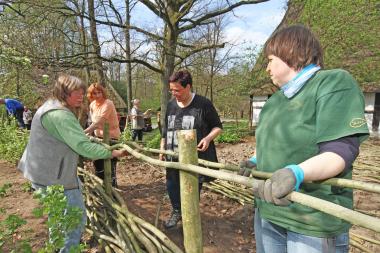 Wie wird ein Zaun geflochten? Hilfestellung gibt es im LWL-Freilichtmuseum Detmold.<br>Foto: LWL/Jähne