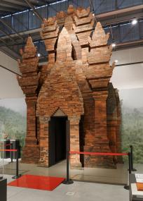 Der vietnamesische Tempel aus der Cham-Kultur wurde aufwendig in Handarbeit hergestellt. Er ist potentieller Blickfang für Unternehmen, Museen oder Privatleute.<br>Foto: LWL/ S. Brentführer
