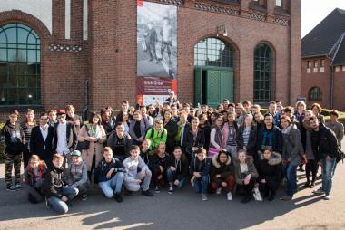 Schüler und Lehrerinnen aus dem Schulprojekt vor dem Eingang zum Ausstellungsgebäude auf dem Gelände der Zeche Zollern.<br>Foto: LWL/Hudemann