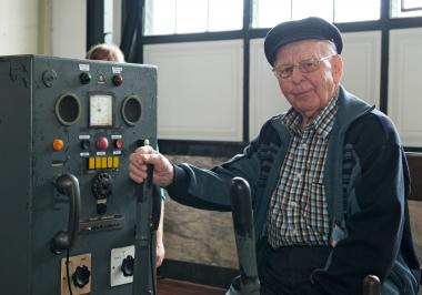 Emil Diebel führt Sonntag den Zweikolben-Kompressor in der Maschinenhalle vor.<br>Foto: LWL/Hudemann