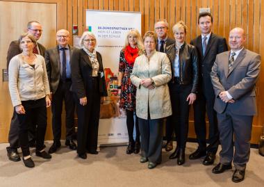 Unterzeichnung der Gemeinsamen Erklärung "Kommunale Bildungs- und Kultureinrichtungen und Schulen sind Bildungspartner in NRW" im Landtag mit (v.l.n.r.): Milena Karabaic (LVR-Kulturdezernentin), Dr. Barbara Rüschoff-Thale (LWL-Kulturdezernentin), Silvia Löhrmann (Schulministerin NRW), Klaus Hebborn (Städtetag NRW), Christina Kampmann (Kulturministerin NRW), Dr. Martin Klein (Landkreistag NRW), Claus Hamacher (Städte- und Gemeindebund NRW).<br>Foto: LVR/ Schäfer