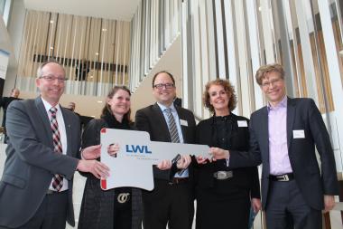 LWL-Direktor Matthias Löb und LWL-Baudezernentin Judith Pirscher übergeben den symbolischen Schlüssel an das Dortmunder Betriebsleitungstrio Prof. Dr. Jens Bothe, Yvonne Auclair und Prof. Dr. Hans-Jörg Assion (v.l.).<br>Foto: LWL/Nehm