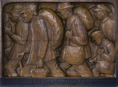 Das große Relief aus dem Jahre 1925 zeigt eine Gruppe von lippischen Zieglern, die sich auf der Wanderschaft zu ihren Arbeitsplätzen befinden.<br>Foto: LWL