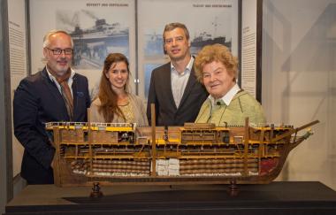 Dirk Zache, Lisa Weißmann, Dietmar Osses und Ellen Rüttermann vor dem Modell eines Auswandererschiffes.<br>Foto: LWL/Holtappels