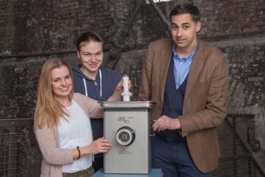 Currywurst als ein Stück Heimat: Carolin Elstermeier, Adrian Neuser und Dr. David Berchem präsentieren eine Wurstmaschine, mit der die Bochumer Dönninghaus-Wurst produziert wurde.<br>Foto: LWL / Holtappels