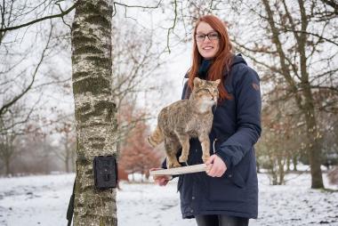 Studentin Stephanie Funke beschäftigt sich mit der Rückkehr der Wildkatze und konnte mit Hilfe einer Fotofalle einen erneuten Nachweis einer Wildkatze erbringen.<br>Foto: LWL/Steinweg
