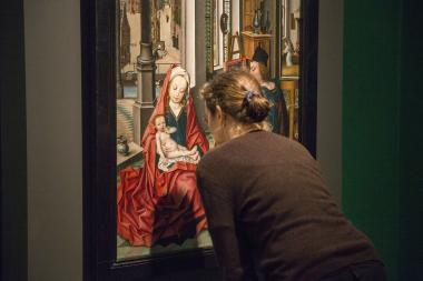 Besucherin betrachtet das Bild "Der Evangelist Lukas malt die Muttergottes" von Derick Baegert, um 1440 bis 1509.<br>Foto: LWL/Hanna Neander 