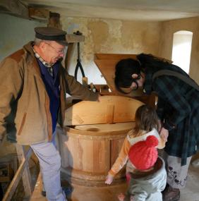 Nah dran: Viele Handwerkstechniken gehörten einst zum Alltag, heute faszinieren sie sowohl Kinder als auch Erwachsene.<br>Foto: LWL/Maria Tillmann
