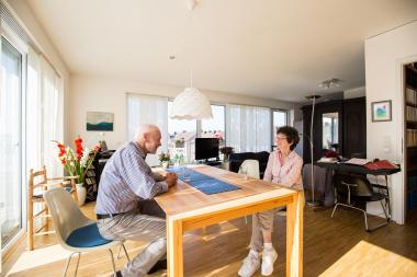Das Ehepaar Helga und Klaus Wengst in ihrer hellen, großzügigen Wohnung in den Claudius-Höfen in Bochum.<br>LWL/Martin Steffen
