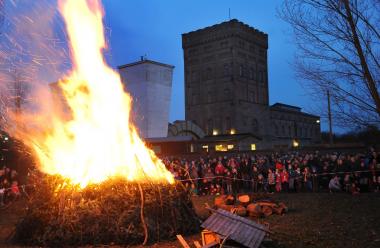Osterfeuer am Förderturm der Zeche Hannover.<br>Foto: LWL.