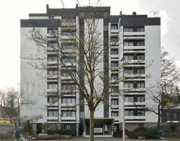 Die Hauptfassade des Appartementhauses im März 2017, die rechte Hälfte wurde bereits gereinigt.<br>Foto: Stadt Detmold/C. 