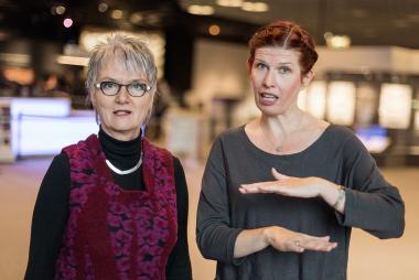 Mit Museumspädagogin Gerda Windau (l.) und Gebärdendolmetscherin Alexandra Lorenz geht es ins Wasser und durch die Sonderausstellung "Wasser bewegt".<br>Foto: LWL/Steinweg