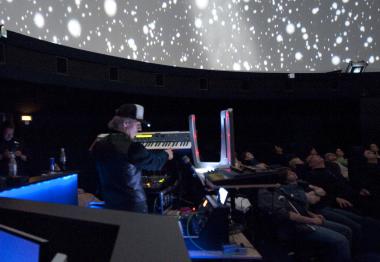 "Mythos" präsentiert sein Elektronikmusik-Konzert live im LWL-Planetarium.<br>Foto: LWL/Oblonczyk