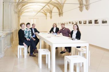 Dr. Marianne Wagner, Leiterin Skulptur Projekte Archiv, Katha-rina Neuburger, Archivarin Skulptur Projekte Archiv, LWL-Museumsdirektor Dr. Hermann Arnhold, Prof. Dr. Ursula Frohne von der Westfälischen Wilhelms-Universität Münster, Julius Lehmann, Skulptur Projekte Archiv und Maria Engelskirchen, Westfälische Wilhelms-Universität Münster beim Projekt-startschuss.<br>Foto: LWL/Schernau