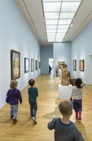 Kinder ab zwei Jahren, sollen mit dem Programm "Kunst und Spiele" das Museum als einen Wohlfühlort erfahren und seine Sammlung auf spielerische und fantasievolle Weise erkunden.<br>Foto: LWL/Neander