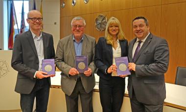 Autor Dr. Robert Peters (2. v. l.), LWL-Kulturdezernentin Dr. Barbara Rüschoff-Thale und Kommissionsgeschäftsführer Dr. Markus Denkler (l.) präsentieren Landrat Dr. Axel Lehmann (r.) die "Sprachgeschichte des lippischen Raumes"<br> Foto: LWL/Jähne