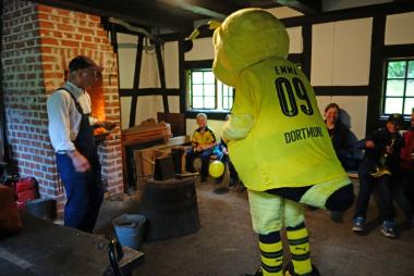 Wenn BVB Maskottchen "Emma" zum Erlebnistag ins LWL-Frei-lichtmuseum kommt, gibt es auch Workshops zum Mitmachen wie hier in der Nagelschmiede.<br>Foto: LWL 