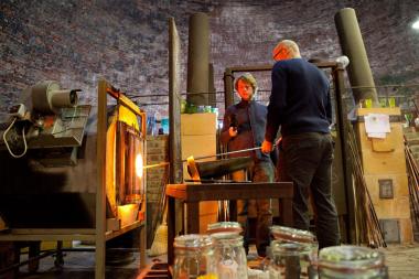 Besucher proben den Umgang mit dem heißen Glas im Gernheimer Glasturm.<br>Foto: LWL/Geiser