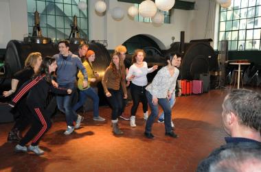 Mit viel Freude präsentierten die 13 Workshop-Teilnehmer die Abschluss-Show im Lüftergebäude der Zeche Hannover.<br>Foto: LWL/Appelhans