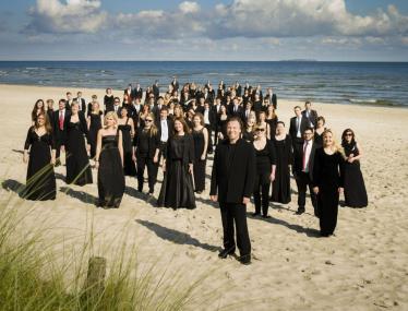 Das Baltic Sea Phiharmonic am Strand der Ostseeinsel Usedom.<br>Foto: Baltic Sea Music Education Foundation