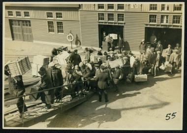 Einschiffen auf ein Auswandererschiff in Bremerhaven.<br>Foto: Deutsches Auswandererhaus Bremerhaven