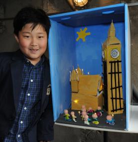 Seonghu (8) hat den Big Ben in seine Kiste gebaut.<br>Foto: LWL/Appelhans