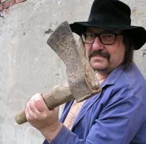 Ungebremst: Mit Manfred Maurenbrecher eröffnet eine der wichtigsten Figuren der deutschen Liedermacherszene die Dalheimer "Sommernachtslieder".<br>Foto: Kristjane Maurenbrecher
