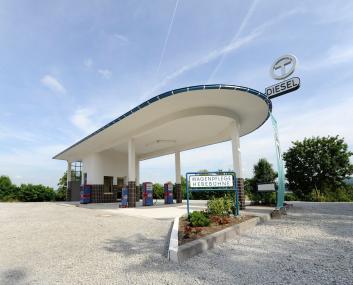 Um den weiteren Aufbau des Siegerländer Weilers, in dem neben der Kapellenschule aus Werthenbach auch die historische Tankstelle aus Siegen-Niederschelden zu sehen ist, geht es in einer Führung im LWL-Freilichtmuseum Detmold.<br>Foto: LWL/Stuke