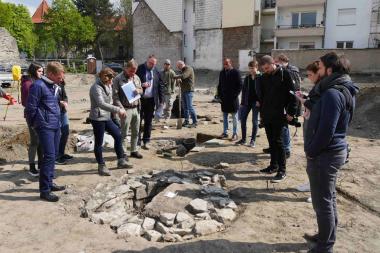 Dr. Sveva Gai, die Leiterin der der Stadtarchäologie Paderborn (3. v.l.), zeigt Pressevertretern die Überreste eines gemauerten Brunnens aus dem 12. Jahrhundert <br>Foto: LWL-Archäologie für Westfalen/N. Wolpert