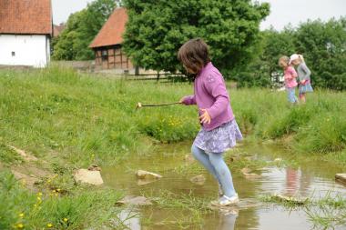 Wie man mit einfachsten Mitteln spielt, können Kinder am kommenden Sonntag im LWL-Freilichtmuseum Detmold erproben.<br>Foto: LWL/Sánchez