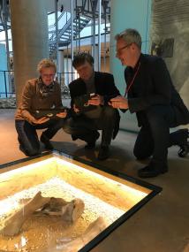 Beck, Mitglied der Herner Gehörlosengemeinde, probiert gemeinsam mit Martin Ruhmann vom Diakonischen Werk Herne und dem Leiter des LWL-Museums für Archäologie Dr. Josef Mühlenbrock den Multimedia-Guide in Gebärdensprache aus.<br>Foto: LWL-Archäologie für Westfalen/M. Lagers