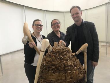 Sondengänger Christoph Hirt stellt gemeinsam mit Dr. Susanne Jülich, Projektleitern der Ausstellung "Revolution Jungsteinzeit" (Bildmitte), und Volontärin Annika Thewes das neu entdeckte Feuerstein-Beil vor. Hirt hält seinen Fund.<br>Foto: LWL/Lagers