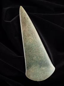 Prunkbeil aus Jadeit, Fundort Hiddenhausen-Bermbeck, Datierung 4.500-3.800 v. Chr.<br>Foto: LWL-Archäologie für Westfalen, Stefan Brentführer 