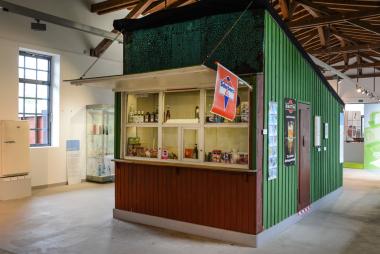 "Büdchen" von Emmy Olschewski  steht im Mittelpunkt der Ausstellung. In Castrop-Rauxel erfüllte die Trinkhalle als Informationsbörse und Treffpunkt der Arbeitersiedlung eine wichtige soziale Funktion.<br>Foto: LWL
