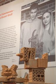 Blick in den Ausstellungsbereich mit Schülerarbeiten zum Thema "Vom Hohlziegel zum Fabelwesen". <br> Foto: LWL/Holtappels